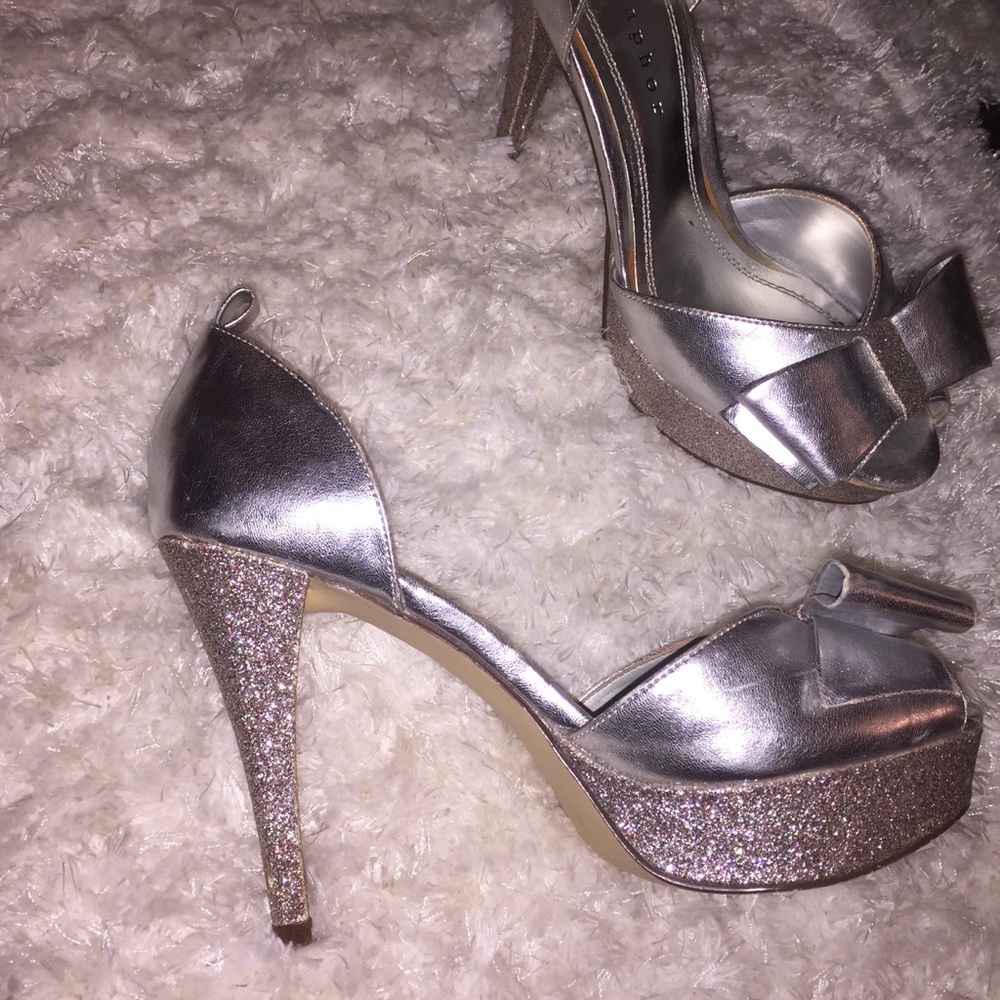 Sparkly high heels with bow